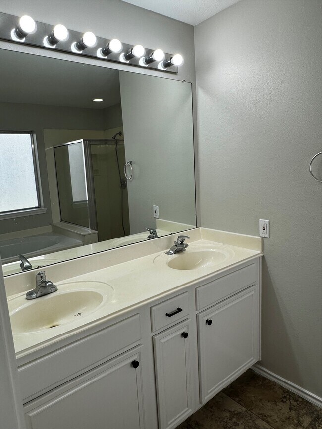 Building Photo - 18614 Timbers Dr
