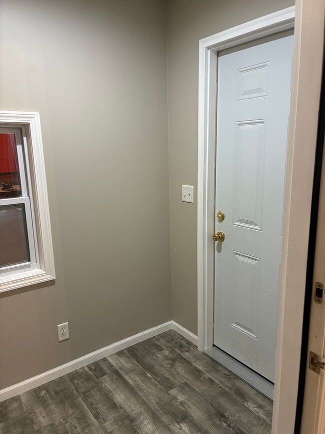 Building Photo - **NEW PRICE**   **New Paint**   **New Carpet**  Ready for YOU!!