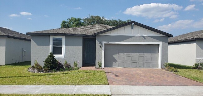 Building Photo - LIKE NEW!! 3-Bedroom, 2-Bathroom in Winter...