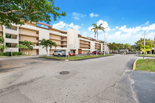 Building Photo - 8860 Fontainebleau Blvd