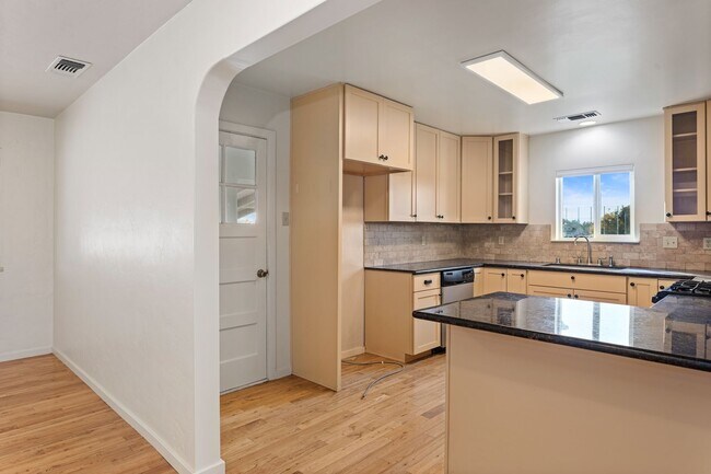 Building Photo - 12811283