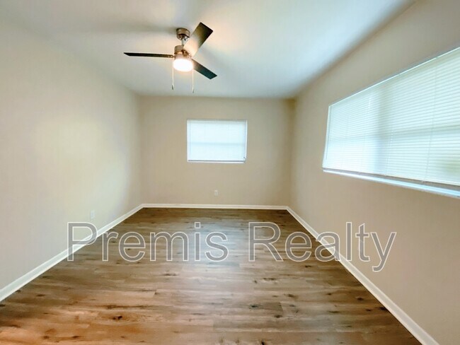 Building Photo - 1121 Mary Jane Ln