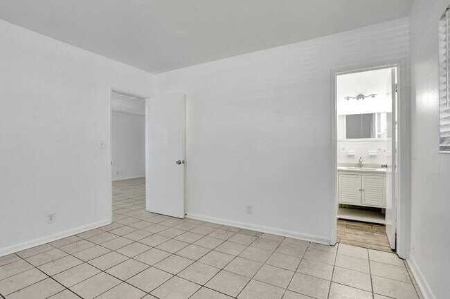 Building Photo - 2540 NE 10th Ct