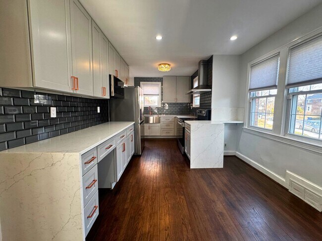 Building Photo - Beautiful and Spacious 4BD 2BA Single-Family Home in Arlington Heights