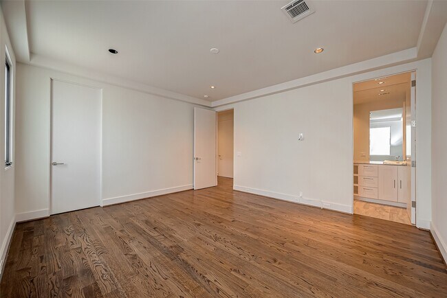 Building Photo - 2114 Potomac Dr