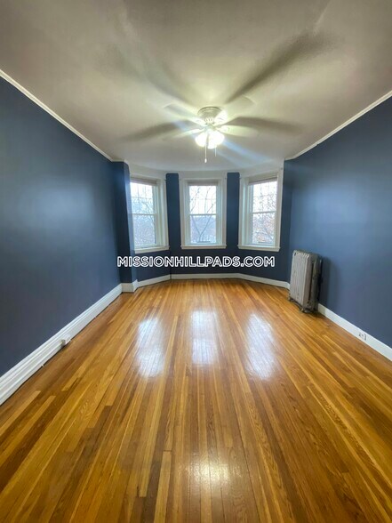 Building Photo - 386 Riverway