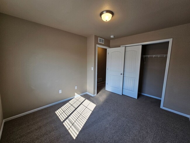 Building Photo - 3 bed-3 bath Townhome with AC!!!