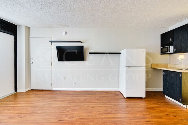 Building Photo - Beachfront Unit in Daytona Beach
