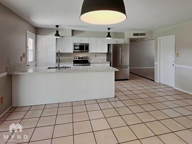 Building Photo - 537 E Laguna Dr