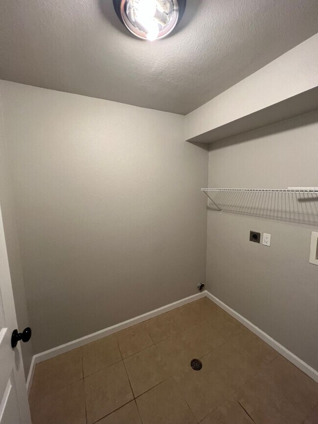 Building Photo - Beautiful 4 bedroom ranch style home avail...