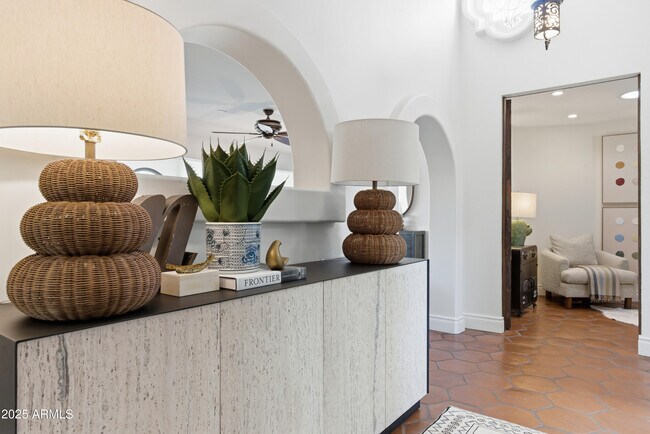 Building Photo - 5828 E Cactus Wren Rd