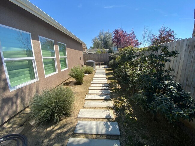 Building Photo - 3163 Parks Ave