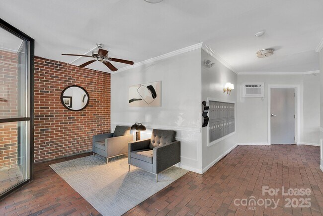 Building Photo - 224 N Poplar St