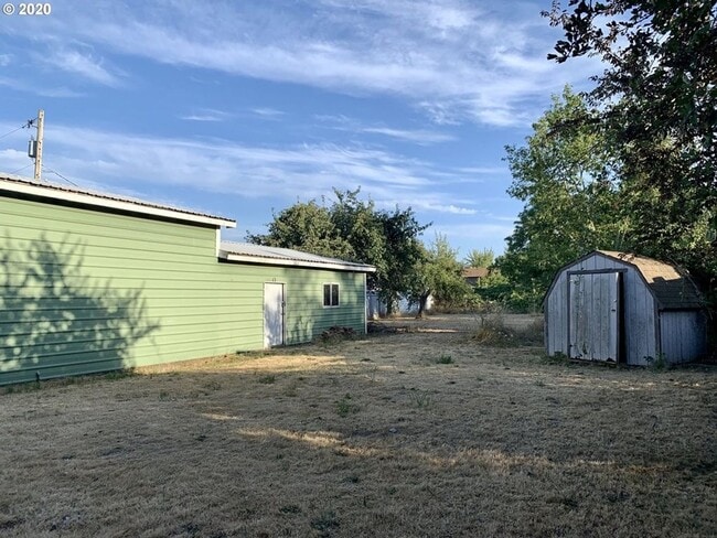 Building Photo - Home on 1/2 an acre!