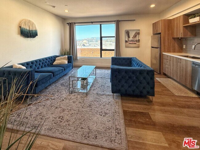 Building Photo - 723 S St Andrews Pl