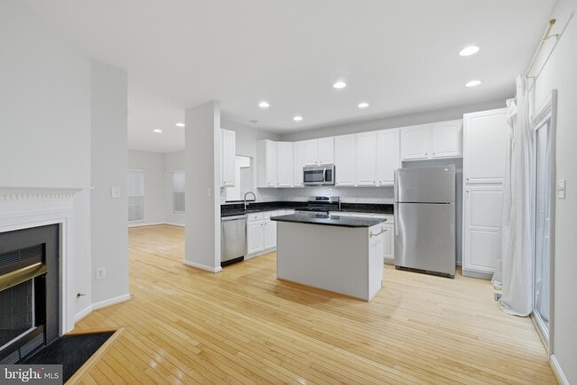 Building Photo - 45570 Trestle Terrace
