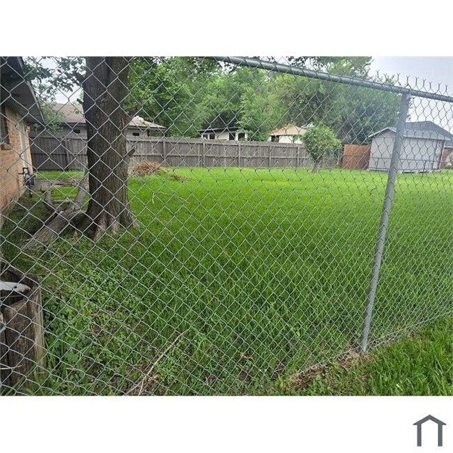 Building Photo - 8762 Mickleton Dr