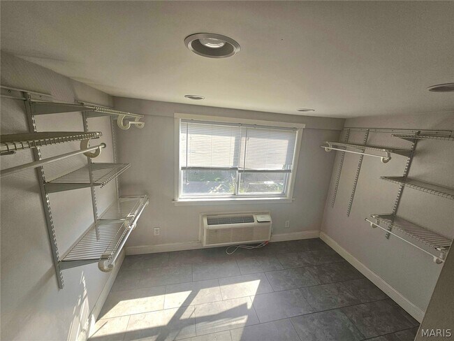 Building Photo - 4634 Ray Ave