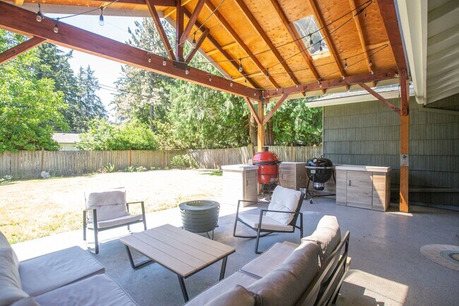 Building Photo - SE Portland 3 Bedroom Home with Amazing Ou...