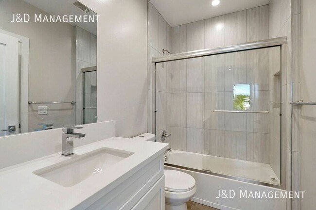 Building Photo - Brand New Build - Beautiful New Townhome