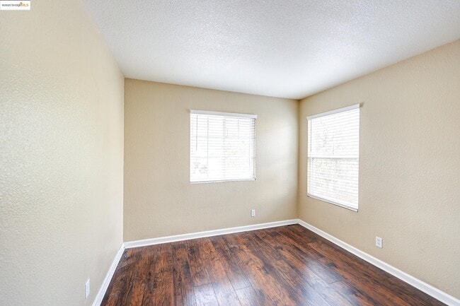 Building Photo - 220 Whispering Oaks Ct