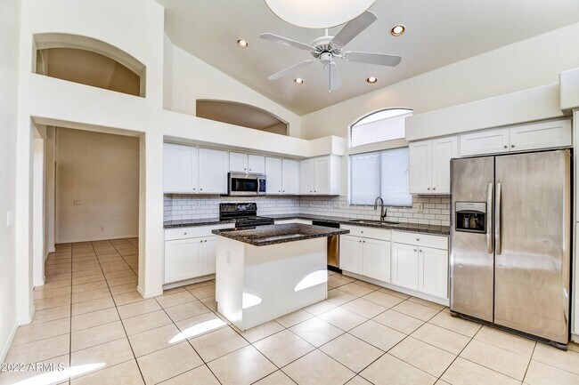 Building Photo - 753 E Saddle Dr
