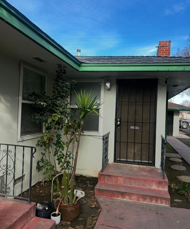 Building Photo - 3361 E McKinley Ave