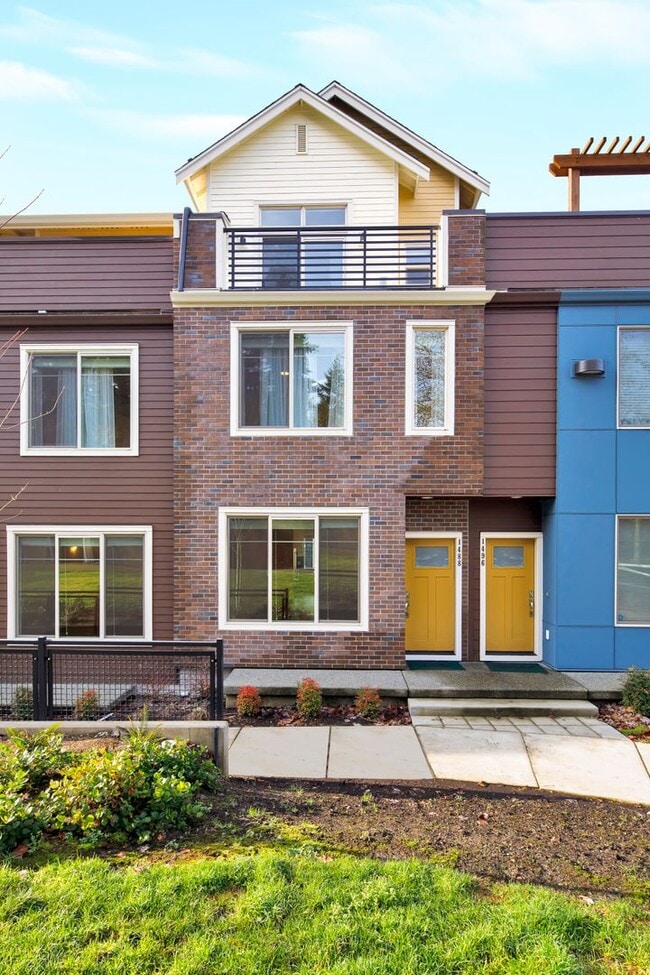 Building Photo - Bellevue spacious townhome living - 2 car garage