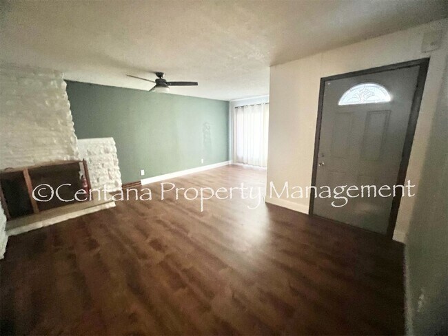 Building Photo - Large 2 bedroom house with an oversized ga...