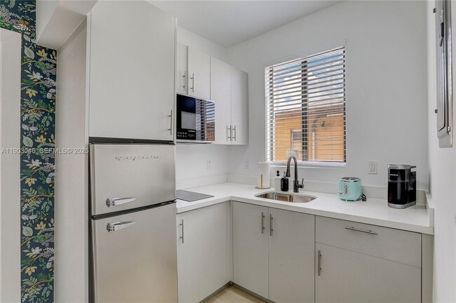 Building Photo - 1553 SW 7th St