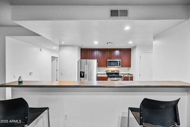 Building Photo - 705 W Queen Creek Rd