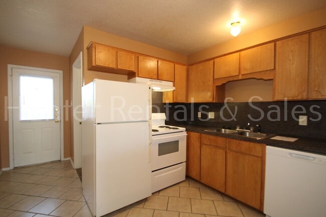 Building Photo - Don't Miss Out!