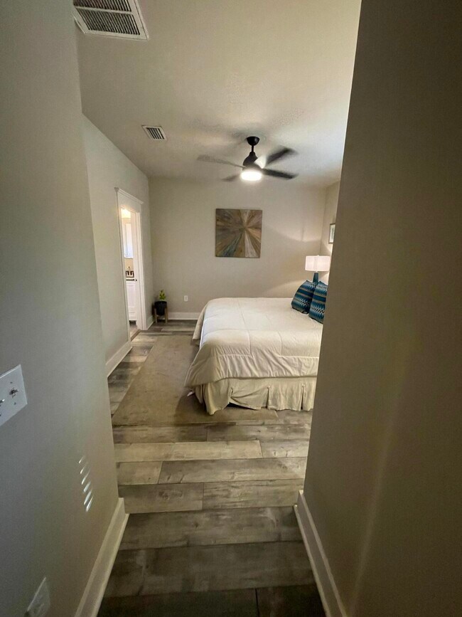 Building Photo - 105 1st St