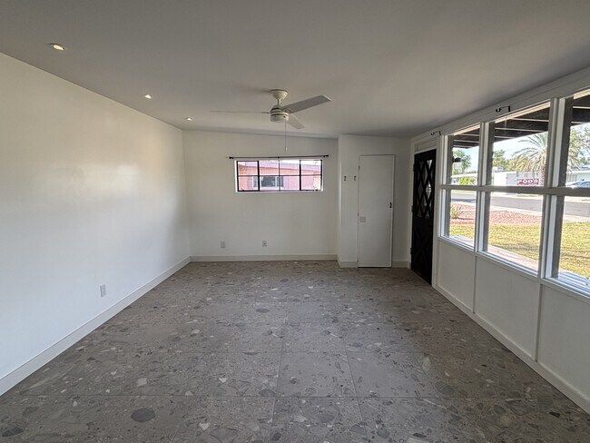 Building Photo - 519 W 16th St