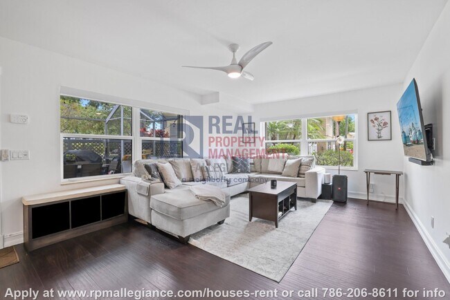 Building Photo - Stylish 2-Bedroom Townhome in Gated Boynto...