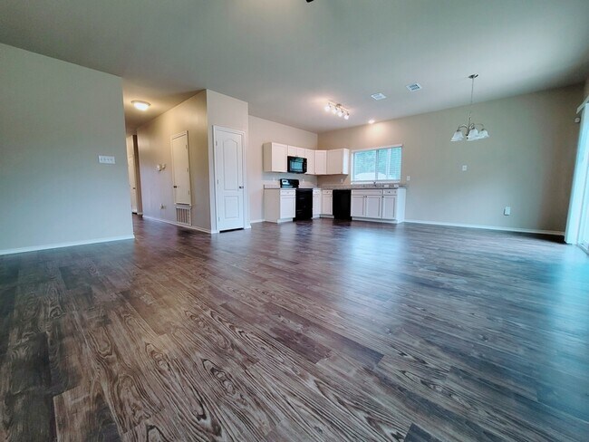 Building Photo - 5804 Deauville Street