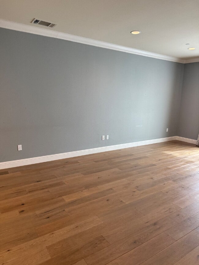 Building Photo - Gorgeous 3 Bed, 2.5 Bath Condo in Perfect ...