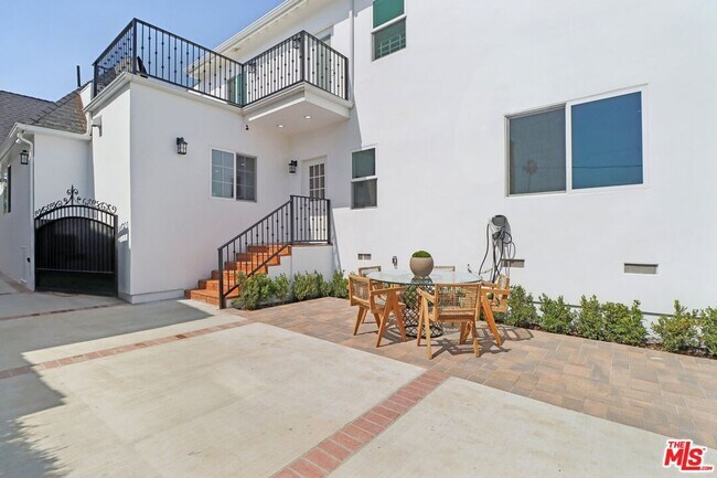 Building Photo - 916 S Rimpau Blvd