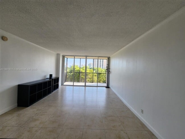 Building Photo - 3301 N Country Club Dr