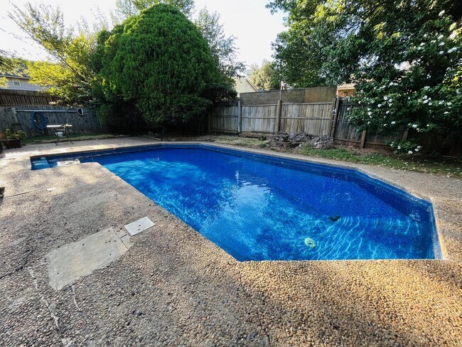 Building Photo - 909 E 13th St