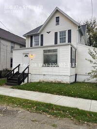 Building Photo - Three bedroom one bathroom second level ap...