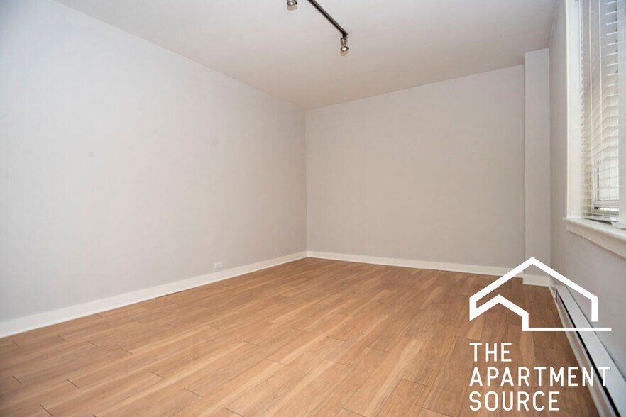 Building Photo - 511 W Belmont Ave