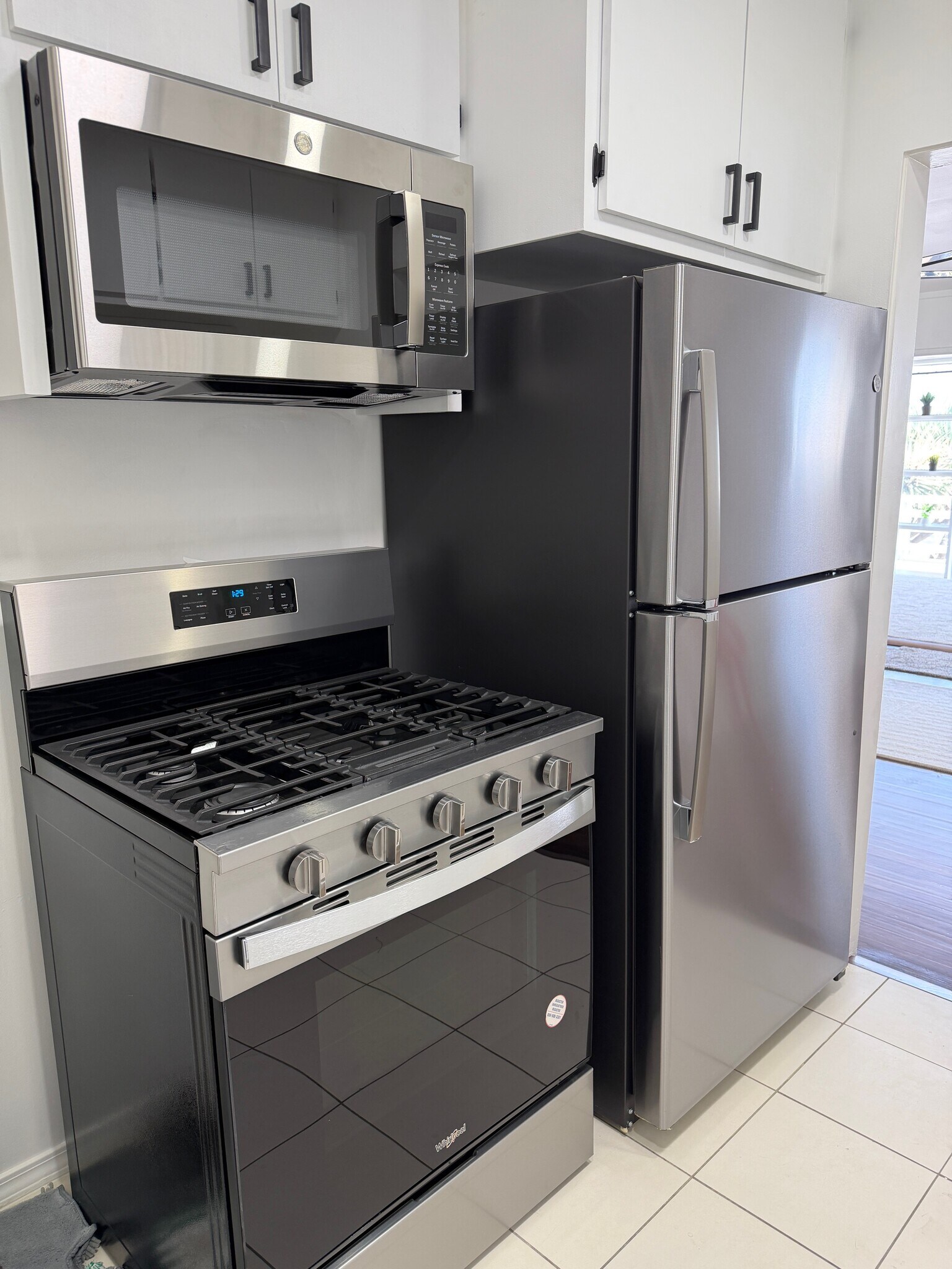 Appliances - 518 1/2 Crane Blvd