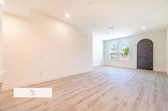 Building Photo - 170 N New Ave