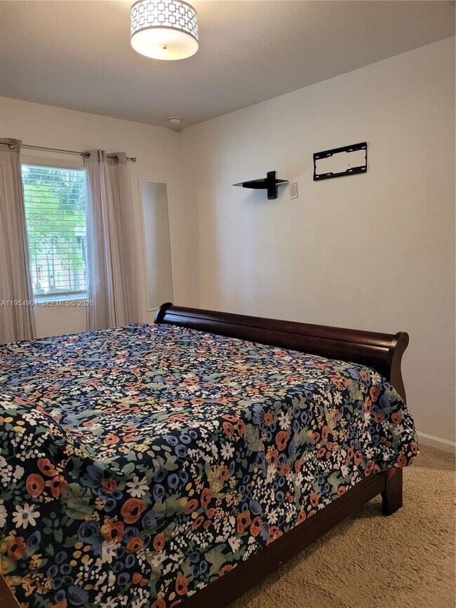 Building Photo - 1015 SE 24th Terrace