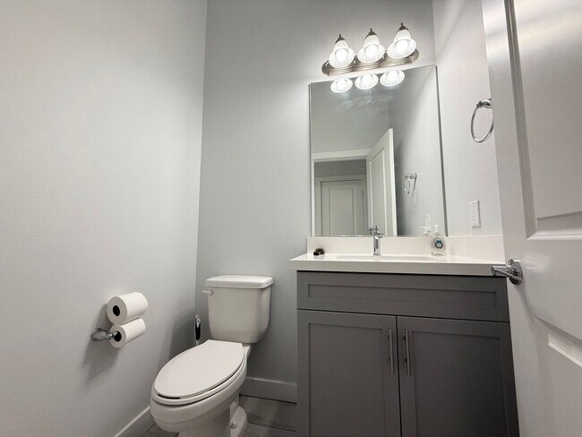 Building Photo - 3/BD 2.5/BA Sleek Townhome with High Ceili...