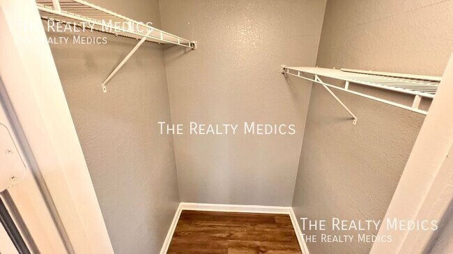 Building Photo - 415 Lakepointe Dr