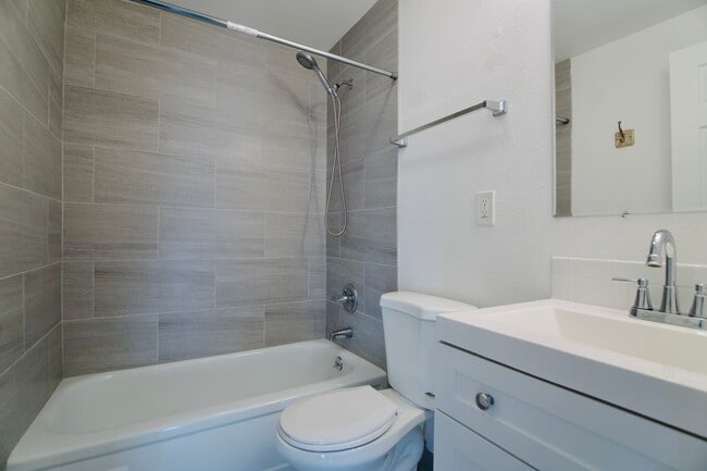 Building Photo - 5111SW Unit A-D