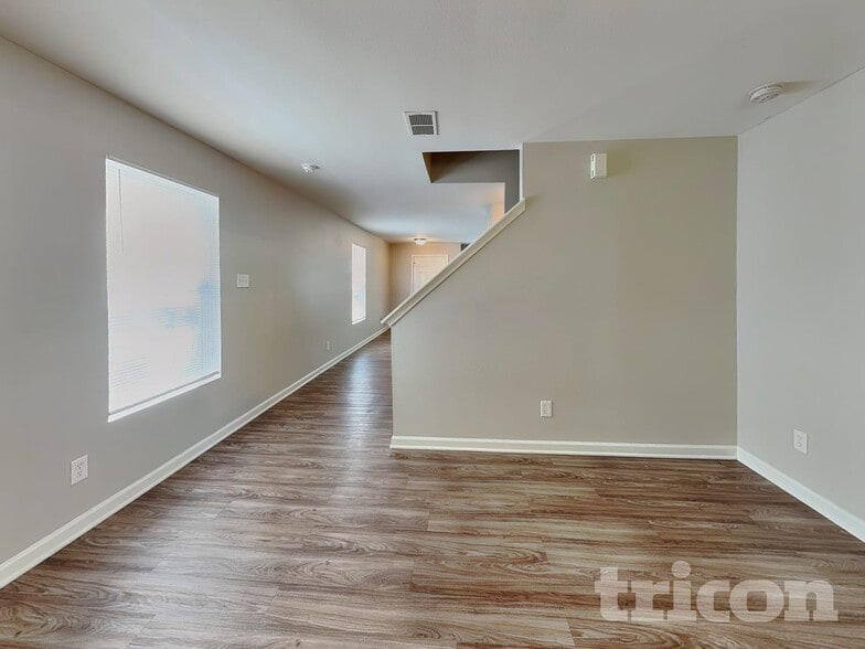 Building Photo - 7242 Fox Point Dr