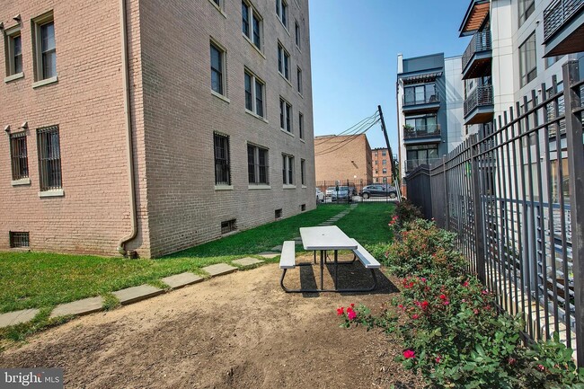 Building Photo - 1417 Newton St NW